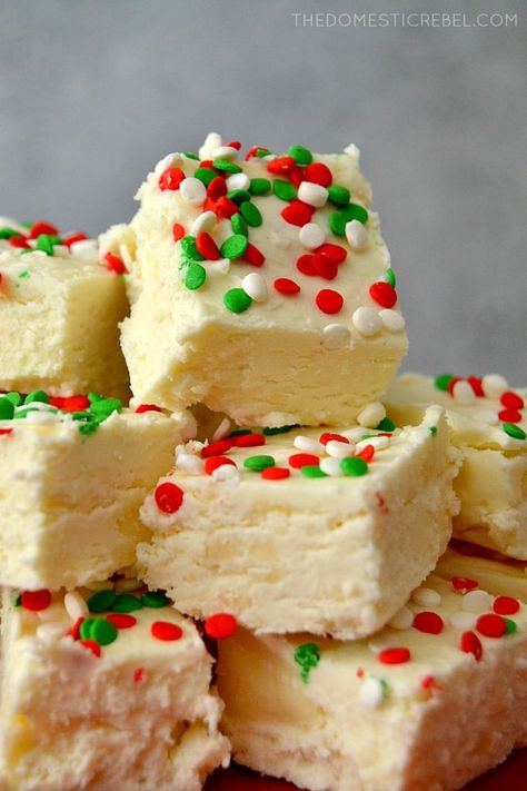 Frosting Fudge, Homemade Buttercream Icing, Easy Microwave Fudge, Microwave Fudge, Fudge Recipes, 3 Ingredient, Buttercream Frosting, Candy Recipes, Christmas Baking