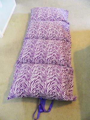 The Craft Mess: Tutorial: Pillowcase Sleep-mats. Used Princess pillowcases for my 4 year old, she loves it! Baby Nap Mats, Pillow Mat, Portable Bed, Nap Mat, Sew Ins, Sewing Pillows, Learn To Sew, Sewing For Kids, Kid Beds