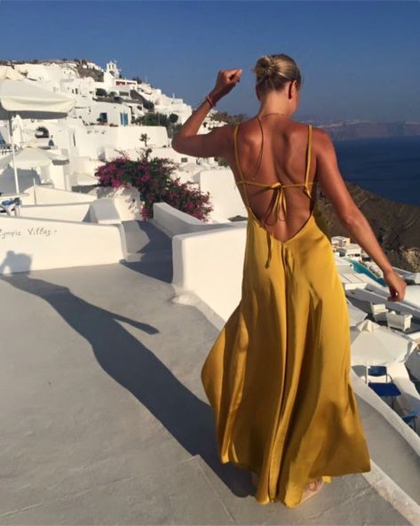 Casual Backless Dress, Backless Sundress, Model Streetwear, Vacation Dresses Beach, Designer Summer Dresses, Backless Dresses, Backless Dress Summer, Flowy Summer Dresses, Beach Pics