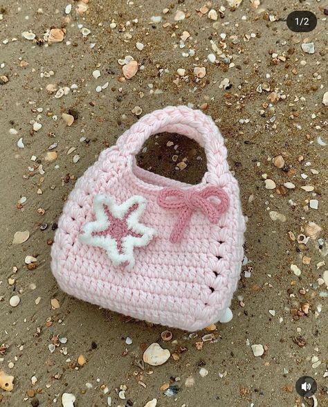 Crochet Cute Wallet, Chroshay Ideas, Pink Crochet Bags, How To Crochet A Small Bag, Things To Knit Easy, Cute Crochet Gifts For Boyfriend, Cute Pink Crochet Bag, Crochet Small Ideas, Coquette Crochet Bag