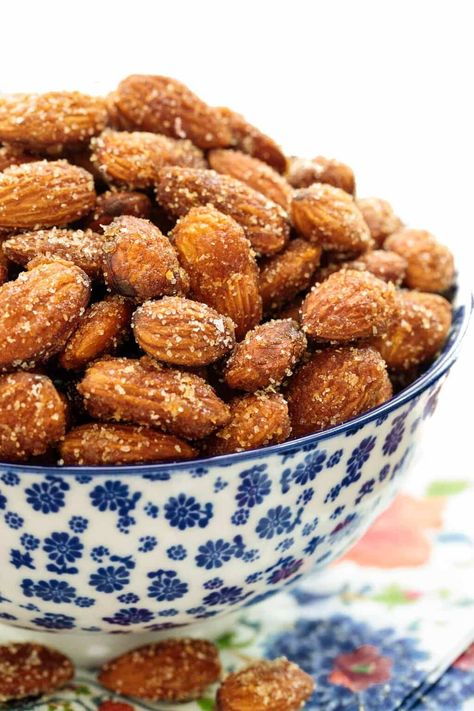 Spicy Roasted Almonds, Almond Photography, Roasted Almonds Recipe, Spicy Almonds, Salad Toppers, Fingerfood Party, Nut Recipes, Roasted Almonds, Almond Recipes