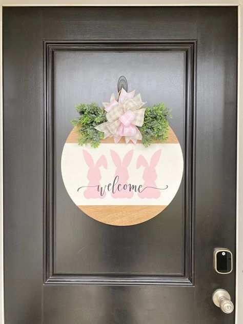 Welcome Rounds For Front Door, Round Door Hangers Spring, Easter Door Hangers Wooden, Spring Welcome Sign Front Door, Cricut Front Door Signs, Spring Door Hanger Ideas, Easter Welcome Sign, Easter Wooden Door Hangers, Spring Round Door Hanger