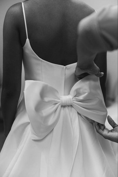 Short Bow Back Wedding Dress, Black Bow Wedding Dress, Bow Behind Dress, White Wedding Dress With Bow, Mini Wedding Dress With Bow, Bow Detail Wedding Dress, Short Bow Wedding Dress, Short White Dress With Big Bow, Detachable Bow Wedding Dress