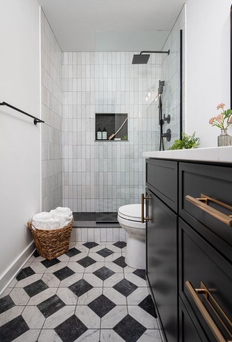 The 10 Most Popular New Bathrooms Right Now Dining Room Pantry, Black And White Bathroom, Shower Floor Tile, Outdoor Lounge Set, Powder Rooms, Tub Shower Combo, Flooring Ideas, Kitchen Photos, Kitchen Sink Faucets