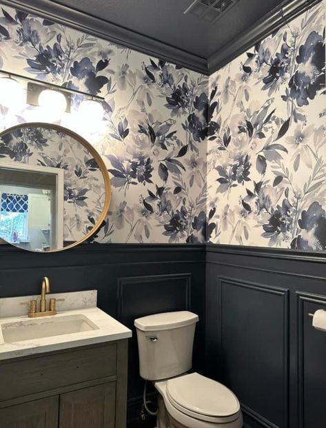 Moody Floral Bathroom, Moody Half Bathroom Ideas, Moody Half Bathroom, Powder Room Ideas Wallpaper, Floral Powder Room, Moody Half Bath, Half Bath Wallpaper, Downstairs Bathroom Ideas, Half Bathroom Ideas