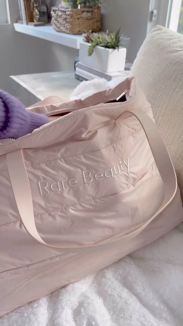 Rare Beauty by Selena Gomez on Instagram: "Honestly, we lost count of how many things could fit in the Puffy Traveler Tote. 🤣 Shop the extra large and roomy tote (that comes with comfy shoulder straps!) exclusively at rarebeauty.com 📹: @thatsheart (she/her)" Rare Beauty Duffle Bag, Rare Beauty Puffy Bag, Rare Beauty Bag, Puffy Tote Bags, Workouts Outside, Girly Christmas Gifts, Rare Beauty By Selena Gomez, Packing Bags Travel, Bday List