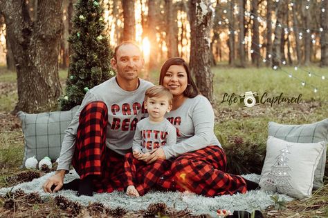 Christmas Outdoor Pictures Family, Christmas Family Photo Ideas Outdoor, Christmas Family Mini Sessions, Diy Christmas Photoshoot Family Outdoor, Family Christmas Picture Ideas Outdoor, Field Christmas Pictures, Christmas Photo Set Up Outdoor Simple, Simple Christmas Photoshoot Outdoor, Outdoor Pajama Christmas Pictures