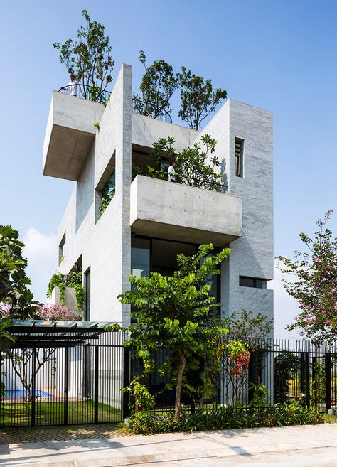 Binh House by Vo Trong Nghia Architects Concrete Houses Architecture, World Architecture Festival, Concrete Houses, Concrete Facade, Green Architecture, Concrete House, Design Exterior, Space Architecture, House Architecture Design