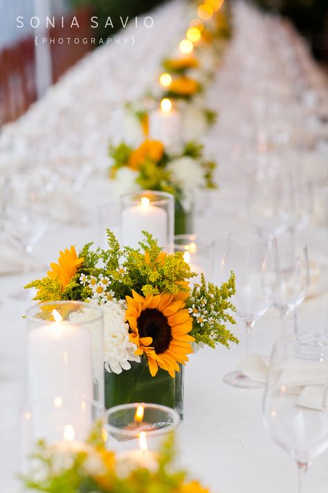 love the clean look Sunflower Table Centerpieces, The Clean Look, Rusting Wedding, Holly Wedding, Garden Centerpiece, Sunflower Themed Wedding, Sunflower Baby Showers, Sunflower Bridal Shower, Diy Crafts Love