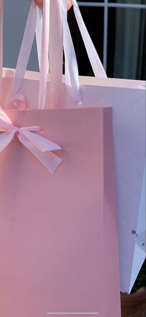 Pink Aesthetic 2023, Aesthetic Birthday Gift Bags, Birthday Gifts Aesthetic Pink, Aesthetic Birthday Gift Wrapping, Aesthetic Birthday Goodie Bags, Preppy Gift Wrapping, Birthday Gift Bag Aesthetic, Pink Gift Aesthetic, Pink Birthday Goodie Bags