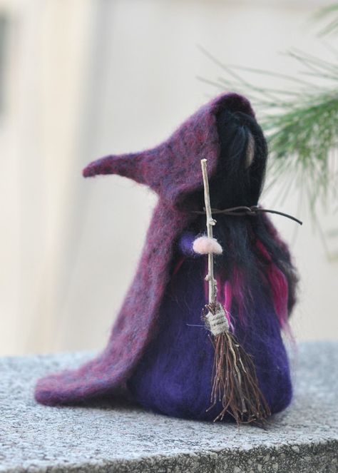 Needle Felting Halloween, Halloween Needle Felting, Wet Felting Witch Hat Tutorial, Waldorf Halloween, Needle Felt Halloween, Felting Dolls, Needle Felted Witch, Felted Witches Hat, Felt Witch Doll