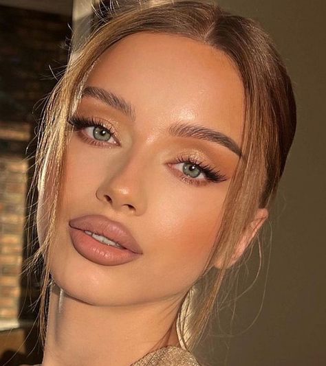 Makeup Inspiration Green Eyes, Makeup Inspo For Hoco, Golden Glowy Makeup Look, Fox Eye Bridal Makeup, Make Up Blonde Hair Brown Eyes, Bride Makeup For Blue Eyes, Hoco Makeup Ideas For Green Eyes, Soft Matte Makeup Look, Natural Blue Eye Makeup