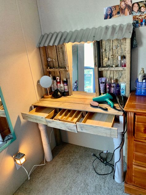 Rustic Vanity Diy, Pallet Desk Diy, Western Makeup Room Ideas, Western Desk Ideas, Pallet Makeup Vanity, Pallet Vanity Diy, Western Desks, Boho Western Makeup Vanity, Cowgirl Vanity