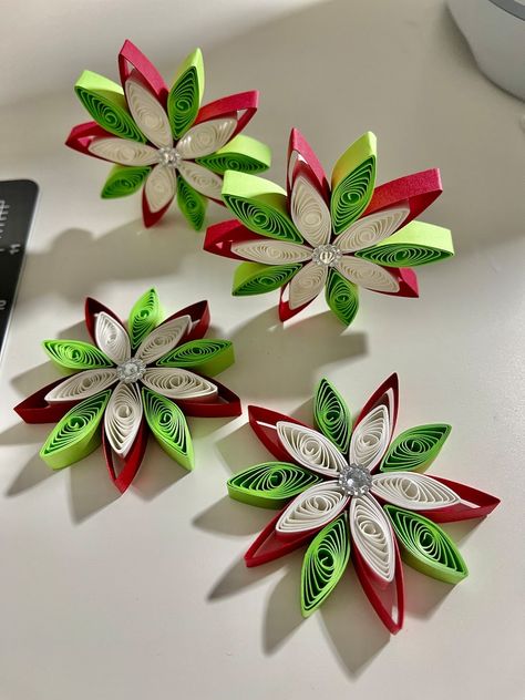 Quilling Christmas Tree Ornaments, Quilling Ideas Christmas, Quilling Christmas Decorations, Quilling Ornaments Christmas, Paper Quilling Christmas Ornaments, Quiling Paper Art Projects, Christmas Quilling Patterns, Christmas Paper Quilling, Quilled Poinsettia