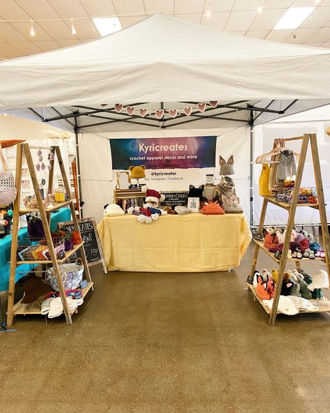 Crochet craft fair booth set up 3x3 Booth Design Ideas, Craft Show Booth Display Ideas Crochet, Crochet Craft Fair Booth, Crochet Vendor Display Ideas, Crochet Market Set Up, Crochet Booth Display Ideas, Crochet Vendor Display, Crochet Market Setup, Crochet Booth