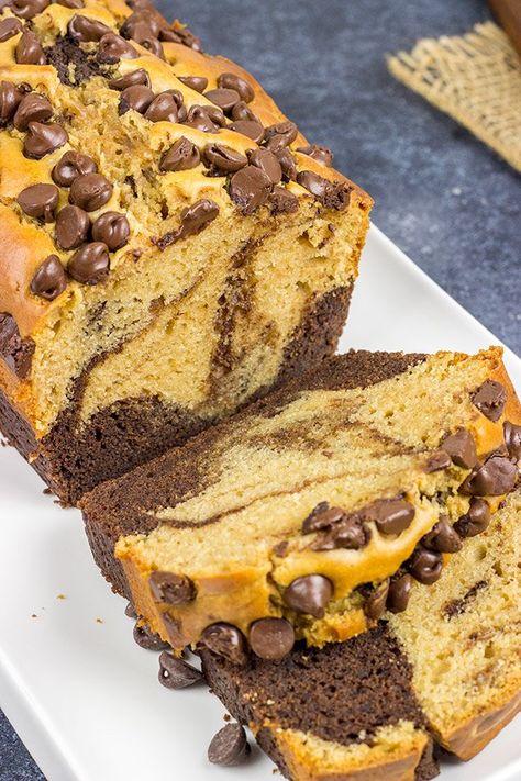 Chocolate Peanut Butter Bread - Fun and delicious quick bread! Butter Bread Recipe, Loaf Breads, Mousse Au Chocolat Torte, Gluten Desserts, Quick Bread Recipes Easy, Dessert Squares, Peanut Butter Bread, Bread Sweet, Desserts Keto