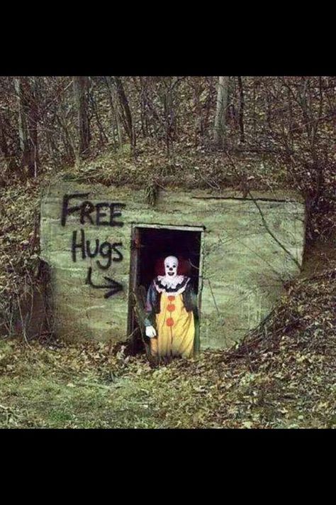 Scary clown - Free hugs! Meme Yay! Images Terrifiantes, Creepy Photos, Send In The Clowns, Creepy Pictures, Evil Clowns, Scary Clowns, Creepy Clown, Free Hugs, Halloween Vintage