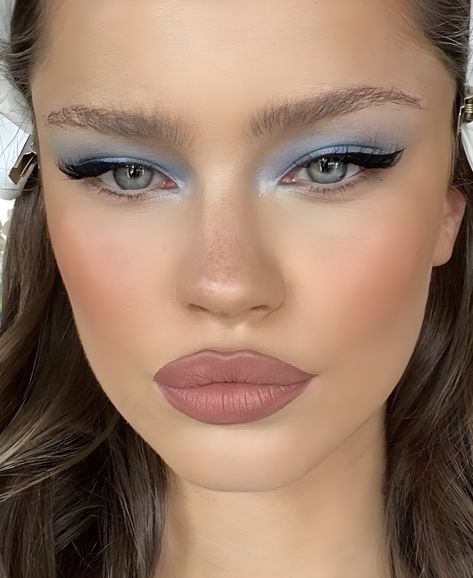 Clear Winter Makeup Looks, Frosty Blue Makeup, Blue Make Up For Prom, Icy Blue Makeup Look, Ice Makeup Looks, Frosty Eye Makeup, Frosty Eyeshadow, Icy Blue Makeup, Icy Makeup Looks