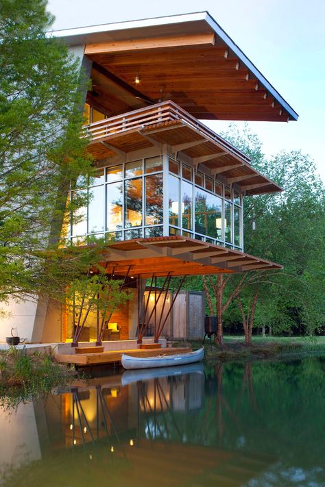 The Pond House at Ten Oaks Farm: Angled Sustainable and Energy-Efficient House in Louisiana Kayak Workout, Pond House, Louisiana Homes, American Houses, Tower House, House Modern, Energy Efficient Homes, Design Exterior, The Pond