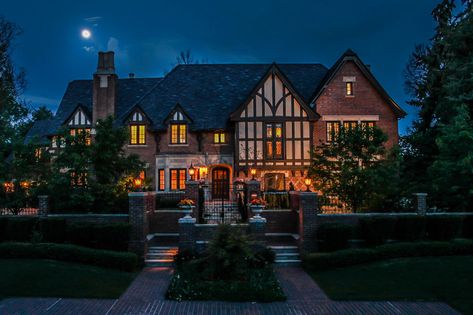 Cottage Mansion, New York Mansion, Mansion Bedroom, Expensive Homes, Mansion Exterior, Mansion Floor Plan, Tudor House, Expensive Houses, Mansions Luxury