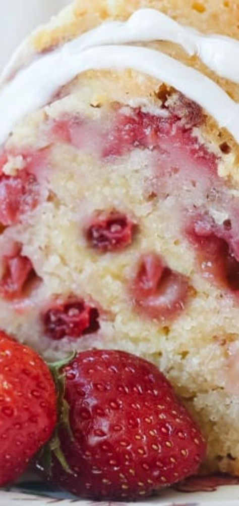 Strawberry Lemon Bundt Cake Recipes, Strawberry Sour Cream Pound Cake, Strawberry And Sour Cream Desserts, Sour Cream Strawberry Cake, Strawberries Cream Cake, Strawberry Sour Cream Bread, Strawberry Cream Bundt Cake, Strawberries And Cream Bundt Cake, Strawberry Sour Cream Cake