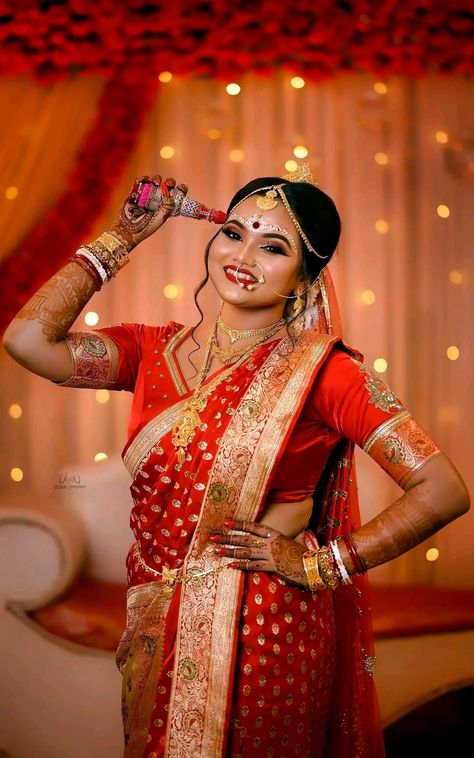 Wading Photoshoot, Bride Single Poses, Bengali Wedding Dress, Bengali Marriage, Wedding Couple Pose, Pose Bride, Bride Images, Saree Colours, Wedding Photography India