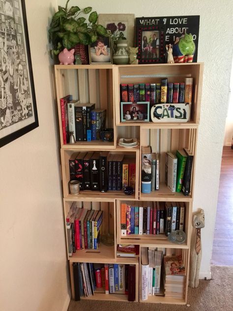 Wooden Crate Library, Room Ideas Aesthetic Wooden Furniture, Diy Shelves For Bedroom, Storage For Random Things, Wooden Crate Bookcase, Wooden Crates Bookshelf, Wooden Bookshelf Ideas, Stacked Wooden Crates, Simple Wooden Bookshelf