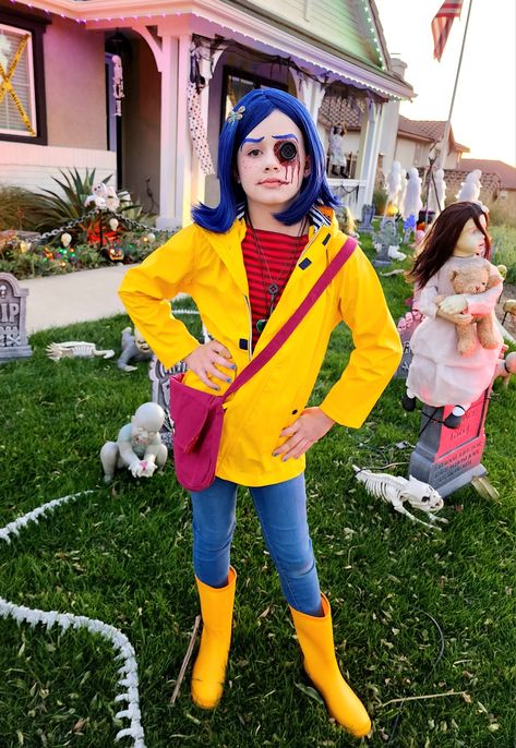 Coraline Costume Kids, teens, scary, button eye Coraline Costume Kids, Coraline Halloween Costume Ideas, Non Scary Halloween Costumes, Caroline Halloween Costume, Coraline Costume Ideas, Coraline Costume Diy, Diy Coraline Costume, Halloween Costumes Coraline, Iconic Movie Characters Costumes