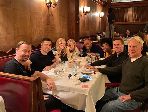 The NCIS cast at Musso & Frank Grill, 6667 Hollywood Blvd, Los Angeles --- Oktober 10, 2019 Ncis Mcgee, Ncis Bishop, Emily Wickersham Ncis, Ncis Rules, Emily Wickersham, Ncis Stars, Ncis Funny, Ncis Abby, Ncis Characters