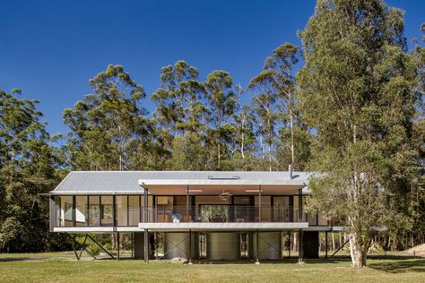 Platypus House Flood Plain House Plans, Barnhouse Cabin, Flood House, Houses On Stilts, Flooded House, Elevated House, Raised House, Corrugated Iron, Black Houses