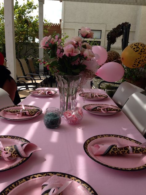 Leopard and pink table setting Pink Leopard Party Decor, Trendy Birthday Ideas, Pink Cheetah Print Party, Pink And Leopard Party Decorations, Pink Leopard Print Birthday Party, Cheetah Centerpieces Ideas, Pink Cheetah Birthday Party Ideas, Pink And Cheetah Party, Cheetah Print Decorations Party