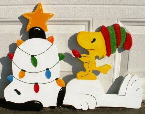 Charlie Brown Christmas Decorations, Snoopy Christmas Decorations, Wood Yard Art, Christmas Cutouts, Christmas Yard Art, Christmas Yard Decorations, Peanuts Christmas, Christmas Parade, Charlie Brown Christmas