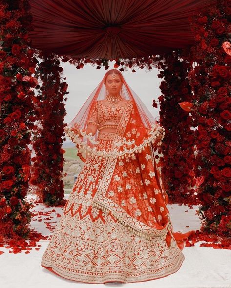 Bridal Lehenga Manish Malhotra, Lehenga Manish Malhotra, Manish Malhotra Lehenga, Beautiful Indian Wedding, Red Bridal Lehenga, Mandap Design, Red Veil, Minimalist Bride, Mandap Decor