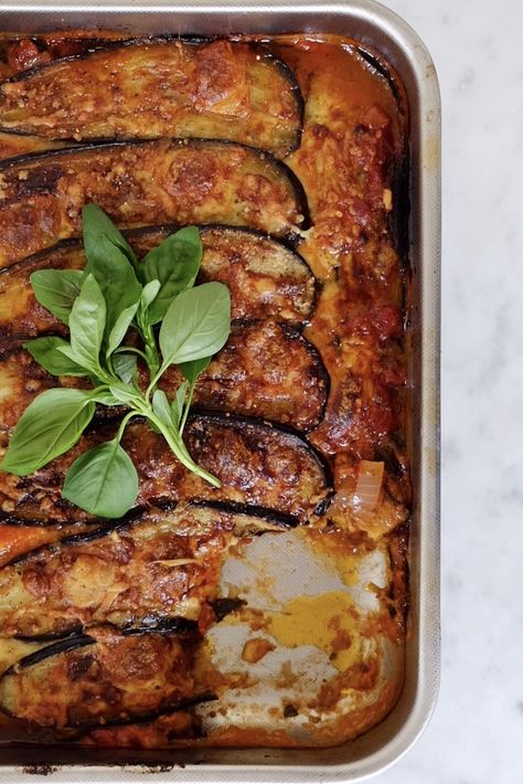 Aubergine And Tomato Recipes, Italian Aubergine Recipe, Aubergine Lasagna, Aubergine Bake, Lasagna Eggplant Recipe, Eggplant And Mozzarella Recipes, Aubergine Tray Bake, Eggplant Parmigiana Italian, Eggplant Tomato Mozzarella Baked