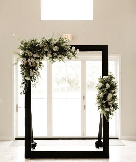 Picture Frame Arch Wedding, Black And White Small Wedding, Classic Wedding Arch Ideas, Black Wedding Alter Ideas, Black Arbor Wedding, All Black Wedding With Greenery, Black Altar Wedding, Black And White Traditional Wedding, Black And White Rustic Wedding Decor