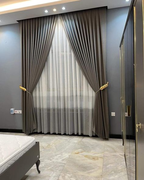 Modern Luxury Curtains, Curtain Designs For Bedroom, Kitchen Design Showrooms, Curtain Holdback, Curtains Living Room Modern, Modern Entrance Door, Classic Curtains, Curtain For Bedroom, House Fence Design