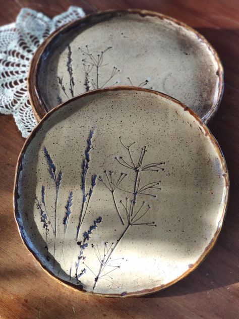 Kitchen Plates Set Ceramic, Flat Pottery Ideas, Earthenware Pottery Ideas, Pottery Inspired By Nature, Ceramic Sets Tableware, Ceramic Glazes Ideas, Ceramic Handmade Plates, Handbuilding Plates, Hand Built Ceramic Plates