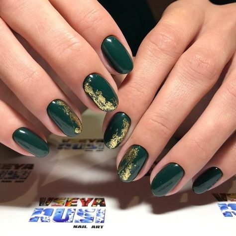 Dark Green Nails With Gold Foil, Short Nails Emerald Green, Green Gold Gel Nails, Gold Nails With Green, Green Nail With Gold, Dark Green And Gold Nails Short, Dark Green Nails With Gold Flakes, Golden Green Nails, Green And Gold Nail Designs Short