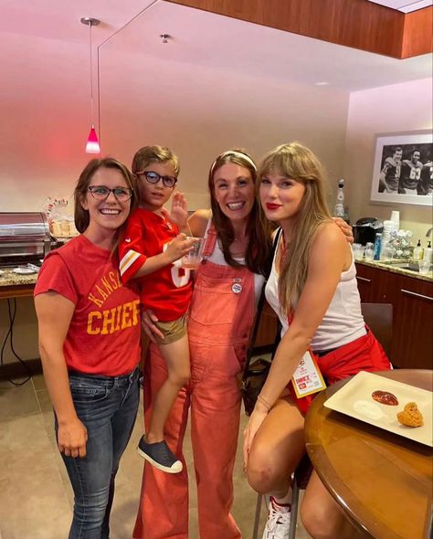 Taylor With Fans, Travis Taylor, Chiefs Game, Taylor Swift Cute, Swift Photo, Taylor Swift Funny, Taylor Swift Videos, Taylor Swift Wallpaper, Long Live Taylor Swift