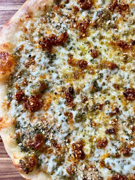 Roasted Garlic Pesto, Pizza Recipes Pesto, Roasted Garlic Pizza, Carnivore Pizza, Pizza Topping Ideas, Gourmet Pizza Recipes, Pizza With Mozzarella, Chili Crunch, Foley Sound