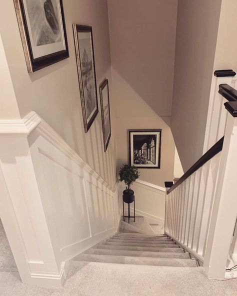 Wall Decor Stairway, Color Home Design, Stairs And Landing Decor, Stairway Wainscoting, Hallway Wall Colors, Decorating Stairway Walls, Stairs And Hallway Ideas, Landing Decor, Frame Gallery Wall