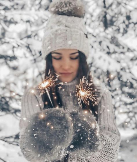 Outdoor Christmas Photos, Winter Senior Pictures, Prenup Photos Ideas, Snow Photoshoot, Winter Portraits, Snow Pictures, Snow Girl, Winter Photoshoot, Winter Photo