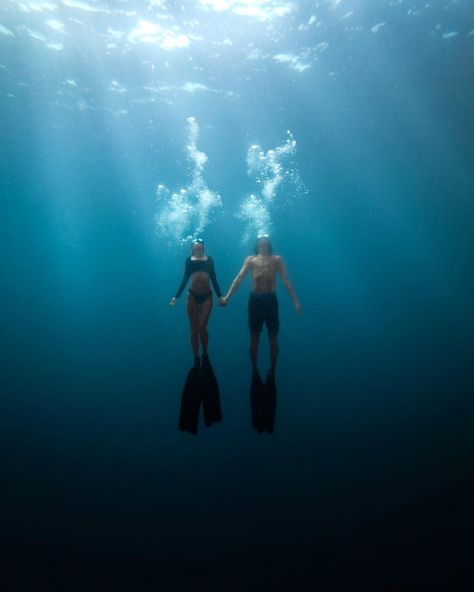 Into the last unknown we descend, meditative and without mind. As thoughts distract we simultaneously eleviate them, quieting our… Freedive Pose, Couple Underwater, Freediving Photography, Diving Underwater, Free Dive, Underwater Portrait, Tropical Travel, Set Boundaries, Free Diving