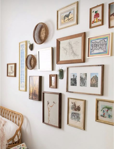 Mix Match Gallery Wall Ideas, Picture Wall Small Frames, Gallery Wall Ideas Different Frames, Cute Gallery Wall Ideas, Mismatch Frame Gallery Wall, Mid Century Boho Gallery Wall, Collage Wall Master Bedrooms, Modern Boho Gallery Wall, Gallery Wall With Greenery