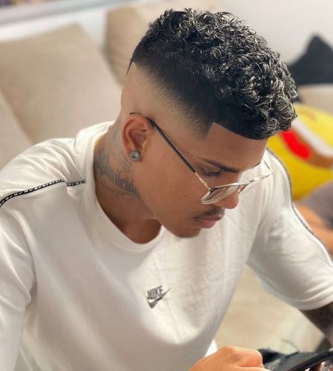 Skin Fade Haircut Men, Low Fade Haircut Men's, Afro Hair Fade, Fade Haircut Curly Hair, Hair Designs For Men, Taper Fade Curly Hair, Curly Afro Hair, Undercut Fade, Black Hair Cuts