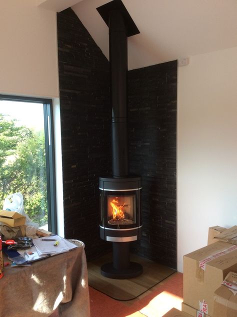 Corner Woodburner Ideas, Corner Log Burner Ideas, Corner Log Burner, Corner Mantle, Corner Wood Stove, Corner Of A Room, Pellet Burner, Corner Stove, Log Burner Living Room