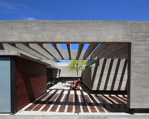 besonias almeida connects s&s house with concrete pergola in argentina Argentina Design, Ombra Pergola, Concrete Siding, Sand House, Corner Pergola, Pergola Curtains, Patio Pergola, Concrete Houses, Pergola Lighting