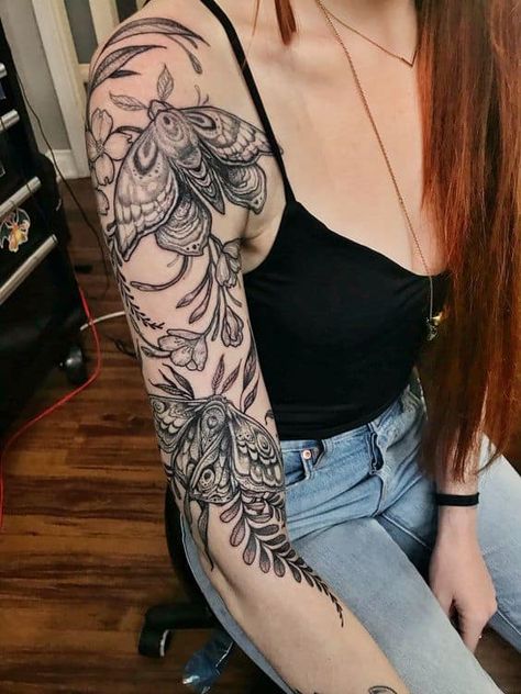 Black And Grey Nature Tattoos, Spooky Floral Tattoo, Honeycomb Tattoo Sleeve, Insect Tattoos, Moth Tattoos, Petit Tattoo, Floral Tattoo Sleeve, Tattoos Geometric, Moth Tattoo