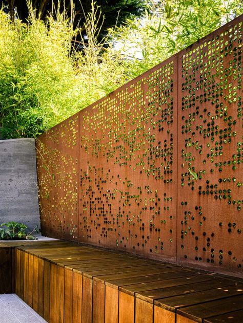 Contemporary urban garden in California - privacy walls Urban Garden Design, Modern Outdoor Spaces, Fence Styles, Plants Growing, Garden Screening, Modern Landscape Design, Modern Fence, Corten Steel, Garden Fencing