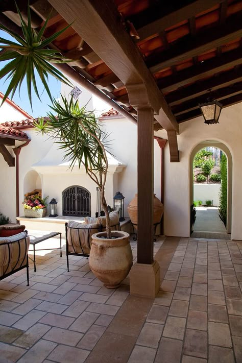 Del Mar Heights — Domani Architecture Spanish Finca Hacienda Style, Hacienda Style Backyard, Hacienda Backyard, Finca Interior, Spanish Finca, Mexico Homes, Hacienda Style Homes Mexican Exterior, Spanish Home, Bohemian House Exterior